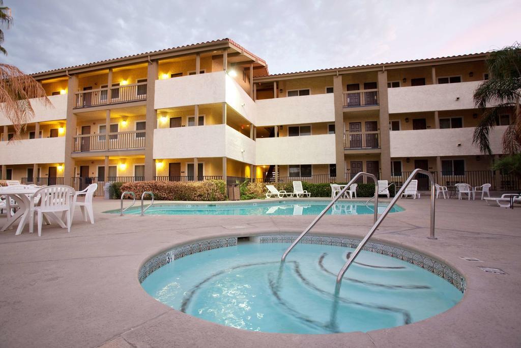 Red Lion Inn & Suites Cathedral City Palm Springs Bagian luar foto