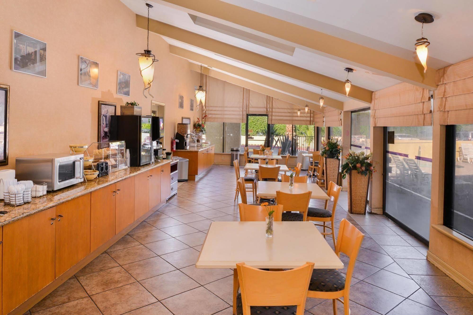Red Lion Inn & Suites Cathedral City Palm Springs Bagian luar foto