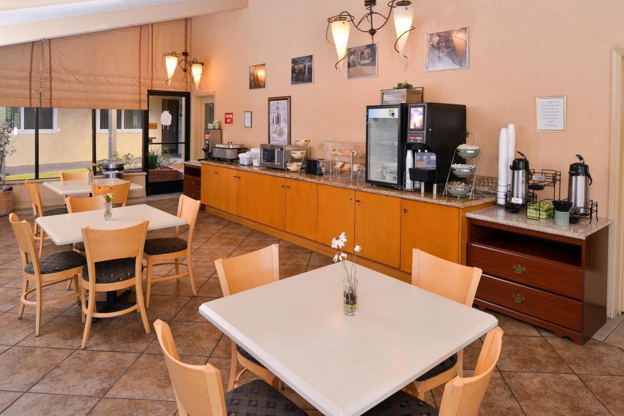 Red Lion Inn & Suites Cathedral City Palm Springs Bagian luar foto