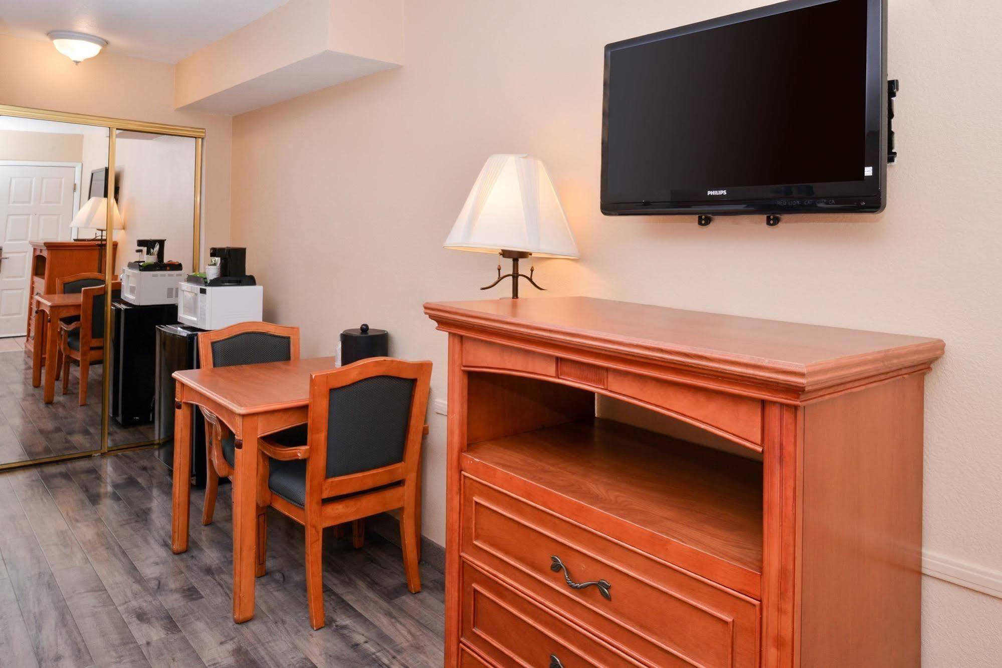 Red Lion Inn & Suites Cathedral City Palm Springs Bagian luar foto