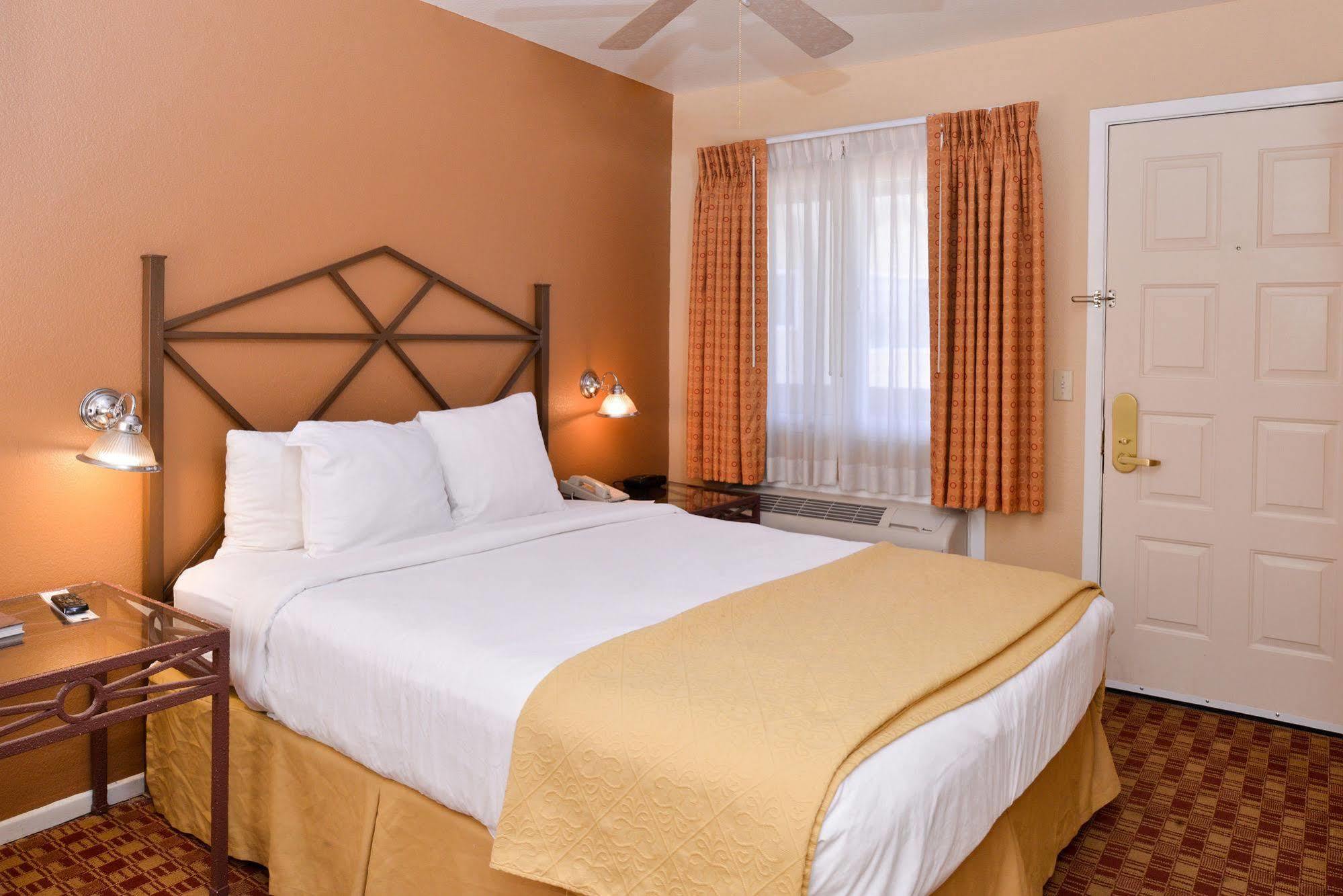 Red Lion Inn & Suites Cathedral City Palm Springs Bagian luar foto