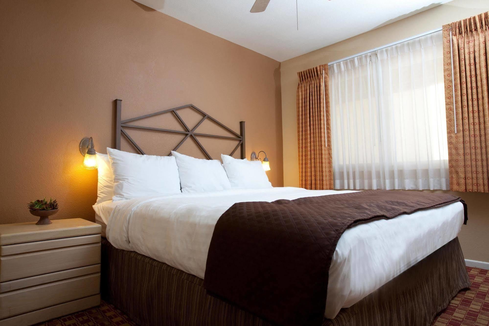 Red Lion Inn & Suites Cathedral City Palm Springs Bagian luar foto