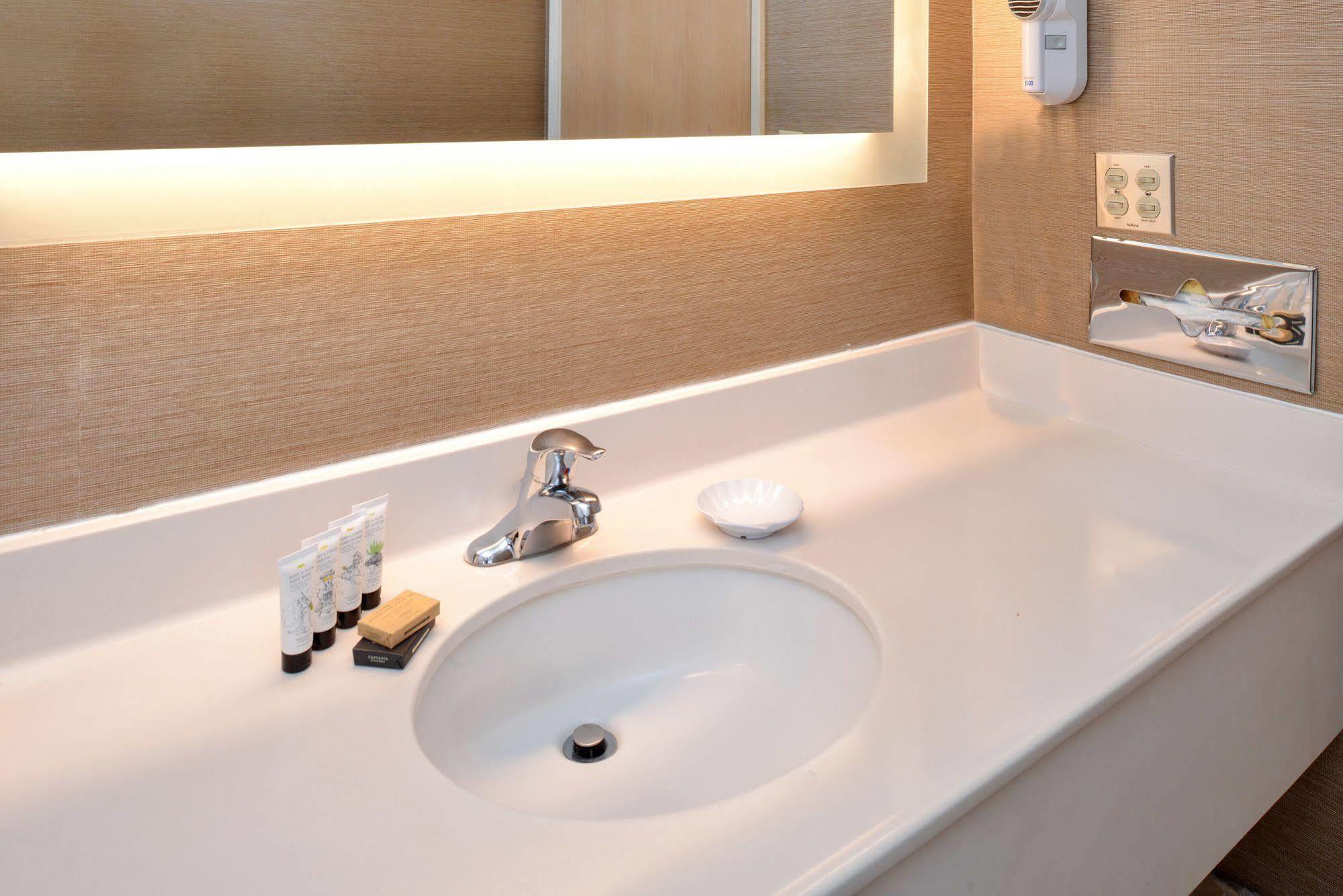 Red Lion Inn & Suites Cathedral City Palm Springs Bagian luar foto