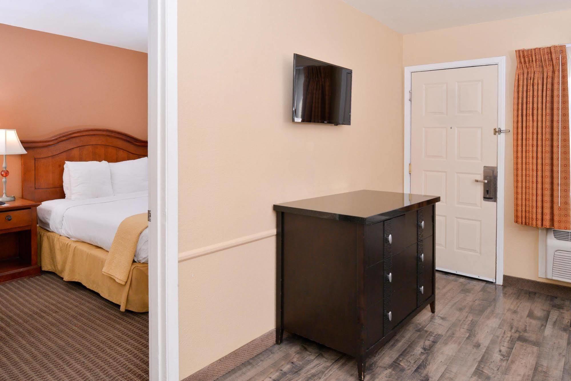 Red Lion Inn & Suites Cathedral City Palm Springs Bagian luar foto