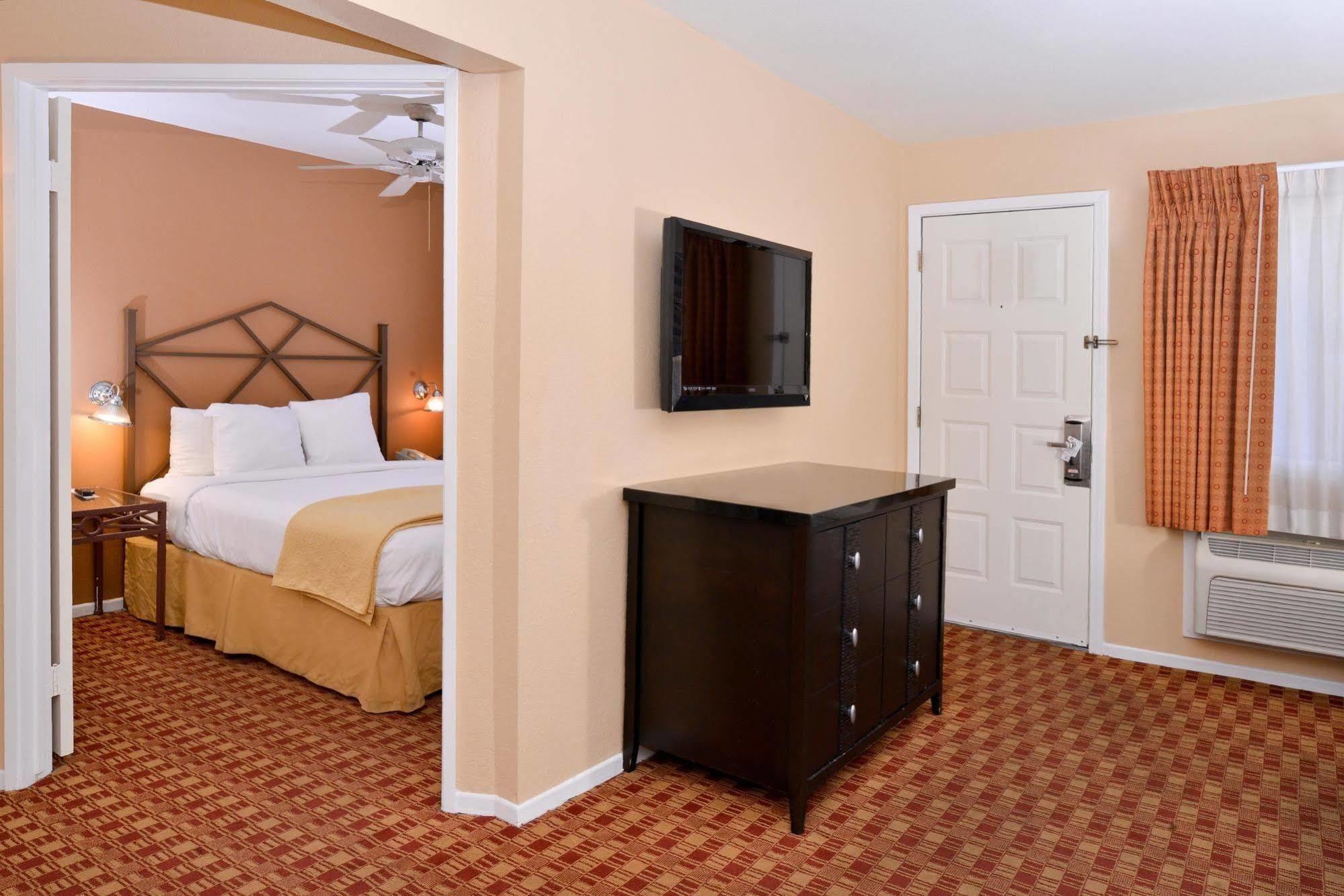 Red Lion Inn & Suites Cathedral City Palm Springs Bagian luar foto