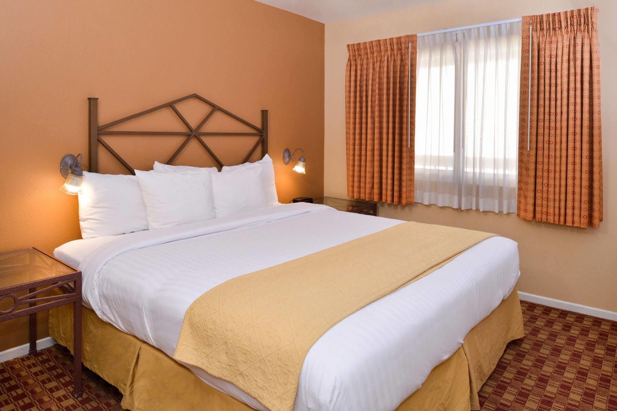 Red Lion Inn & Suites Cathedral City Palm Springs Bagian luar foto