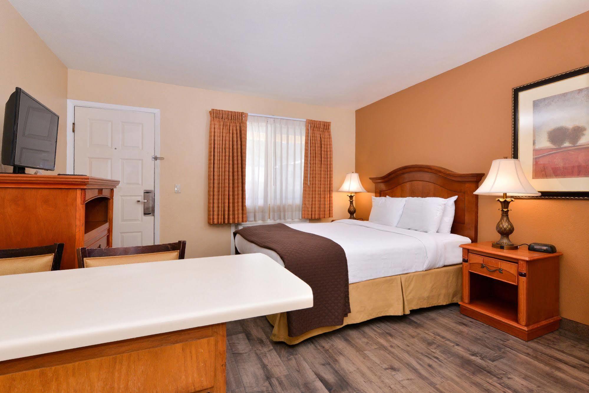 Red Lion Inn & Suites Cathedral City Palm Springs Bagian luar foto