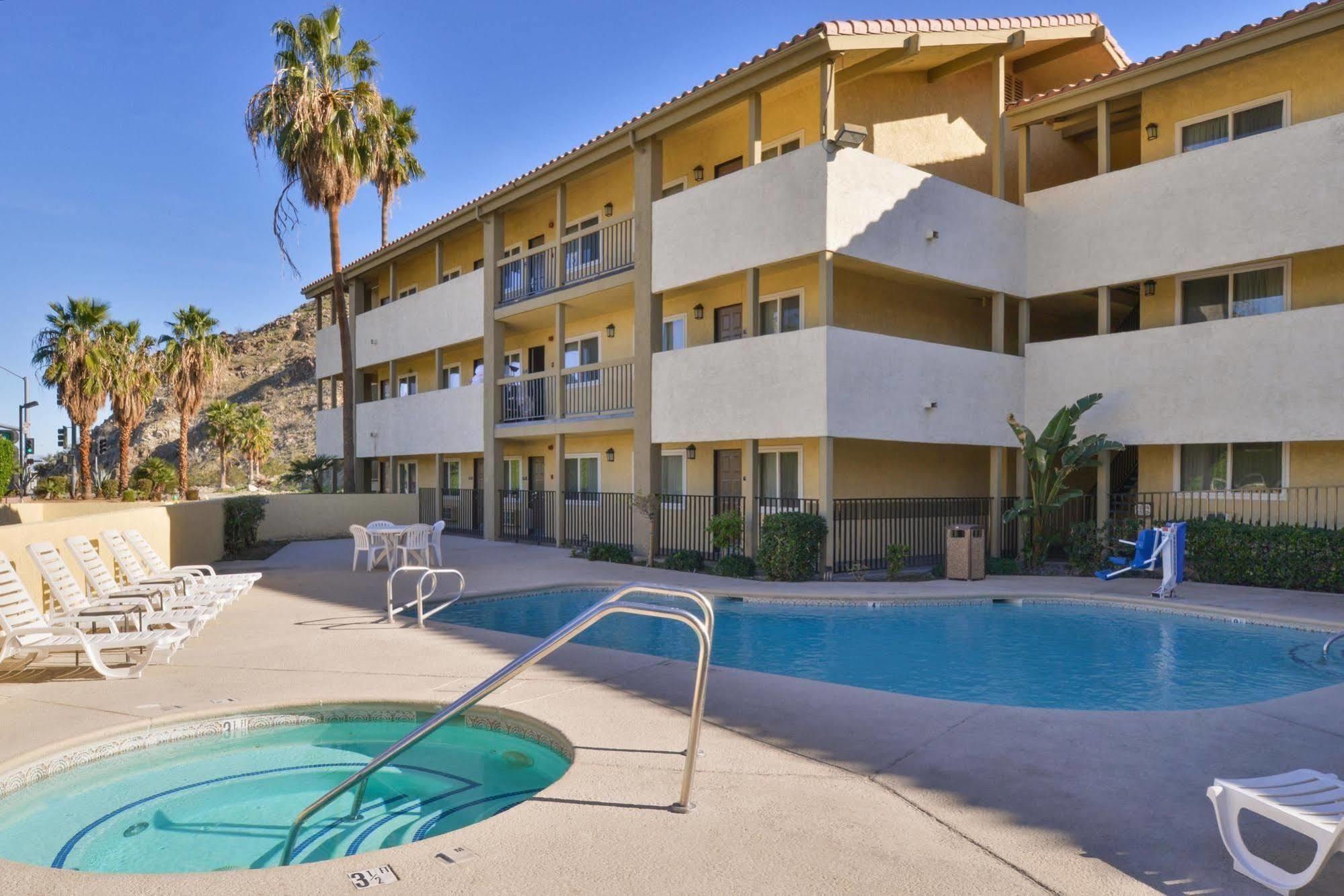 Red Lion Inn & Suites Cathedral City Palm Springs Bagian luar foto